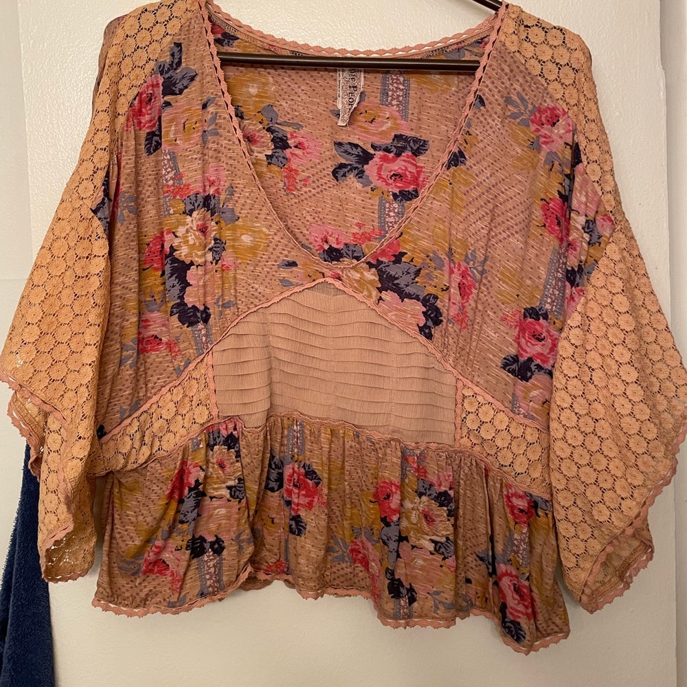 Beautiful tan & floral w/ lace butterfly sleeve top / babydoll if you’re tall.
